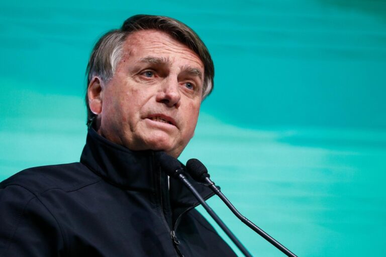 Leia mais sobre o artigo Jesus não comprou pistola porque não tinha naquela época, diz Bolsonaro