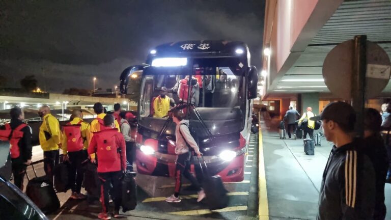 Leia mais sobre o artigo Flamengo desembarca no Rio com segurança reforçada e protesto de torcida