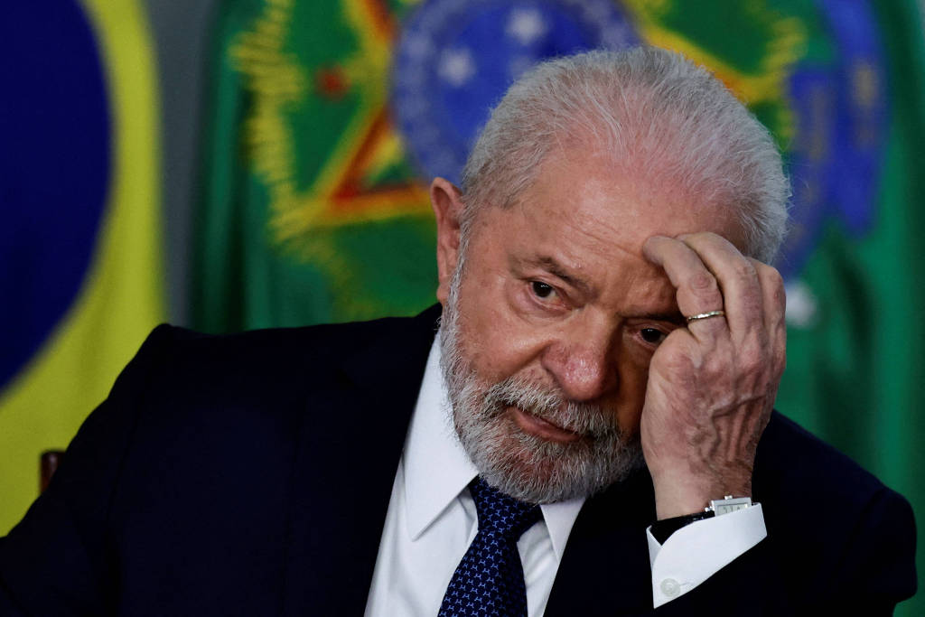 Você está visualizando atualmente Lula faz reunião de emergência após várias derrotas do governo na Câmara