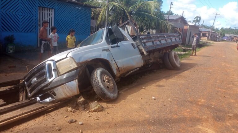 Leia mais sobre o artigo No buraco: Caminhão é engolido por cratera em Carauari