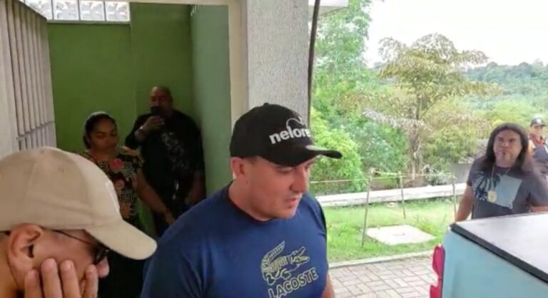 Leia mais sobre o artigo Prefeito de Borba York, Simão Peixoto se entrega à polícia após ser afastado do cargo
