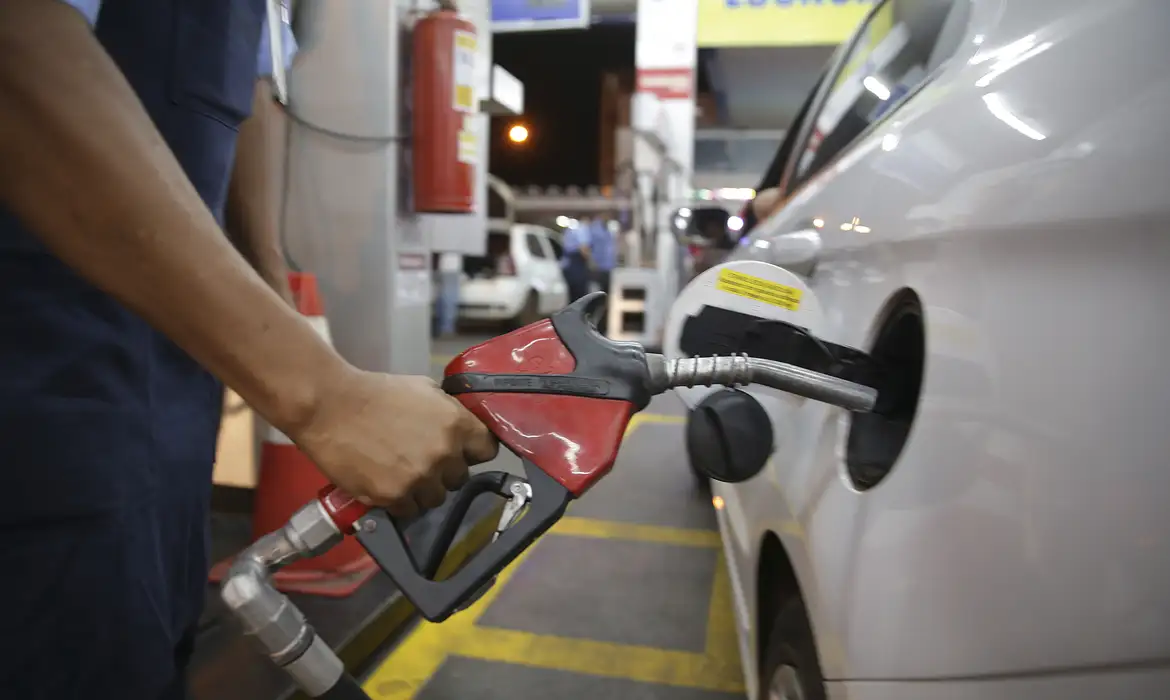 No momento, você está visualizando Petrobras baixa o preço da gasolina nas distribuidoras em 4,9%, mas no AM a redução depende da refinaria privatizada para o Grupo Atem
